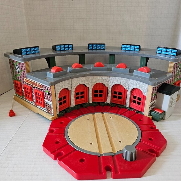 Thomas Wooden Train Set Roundhouse Roundabout Station Crovans Gate Shed w Sounds - Picture 1 of 14